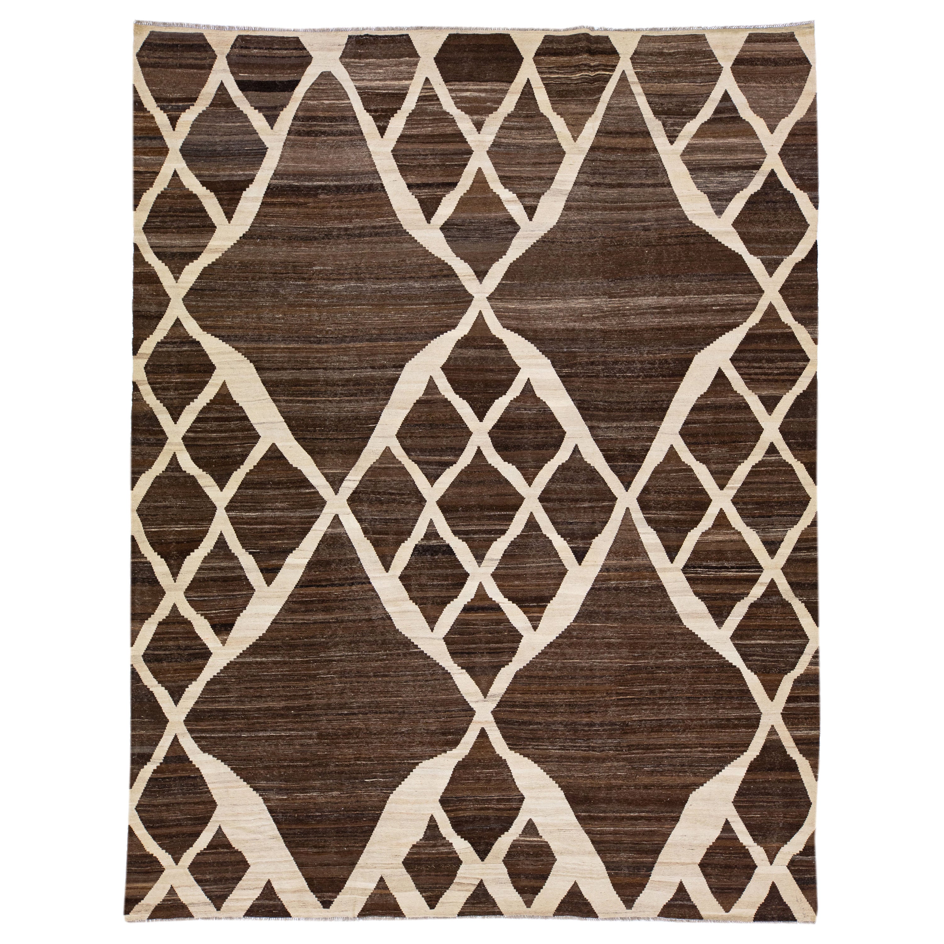 Tapis Kilim moderne marron en laine tissée à plat avec motif géométrique en vente