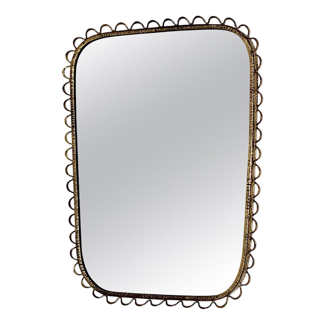 Mid-Century Modernity Vintage Rectangular Brass Wall Mirror with Loops 1950s Italy (Miroir mural rectangulaire en laiton avec boucles)