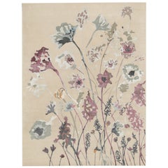 Tapis contemporain de Rug & Kilim en beige avec motif floral gris et violet