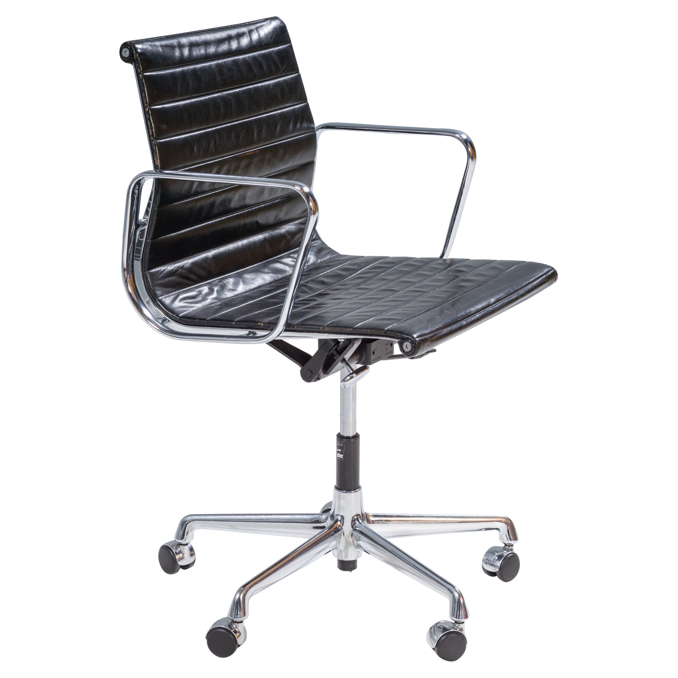 Charles and Ray Eames for Vitra Black Leather Alu EA 117 Aluminium Office  Chair at 1stDibs