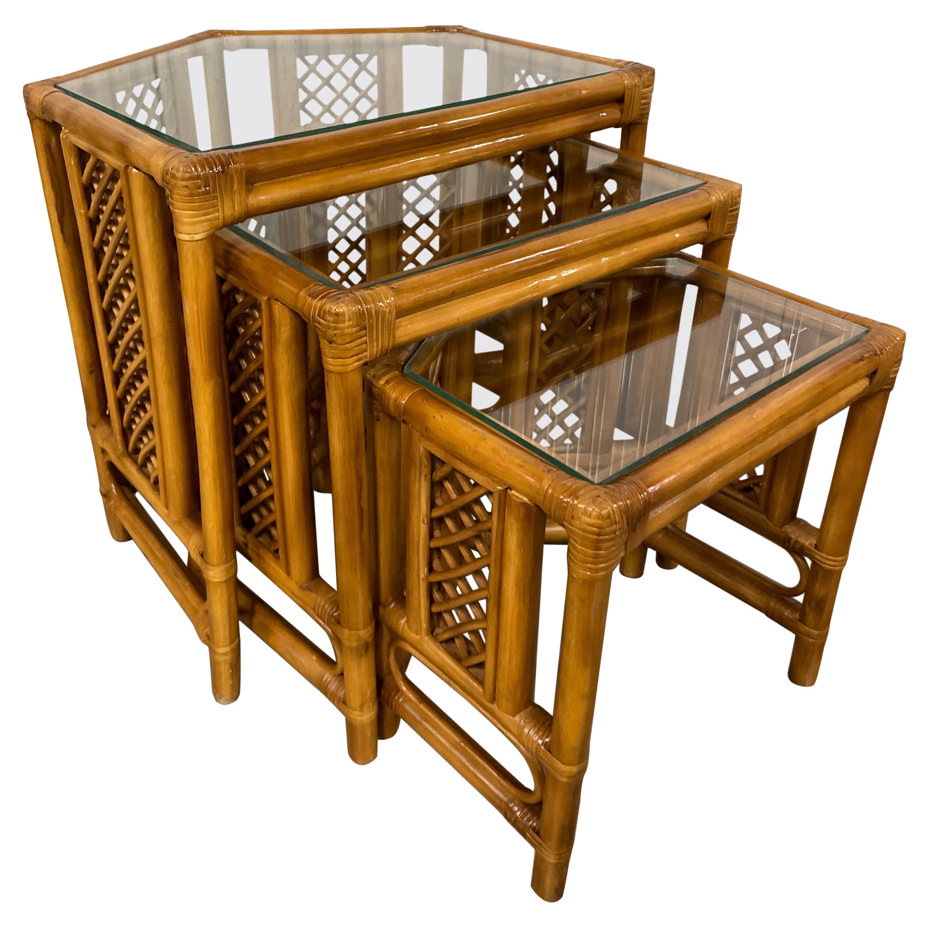 Ensemble de trois tables gigognes/tabourets empilables vintage en bambou