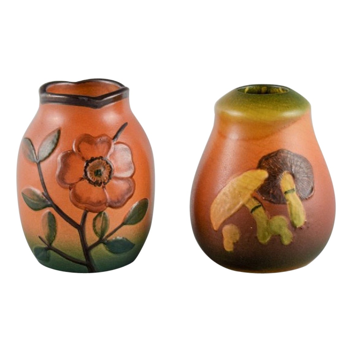 Ipsens Danemark. Deux petits vases en céramique émaillée peinte à la main, années 1920/30