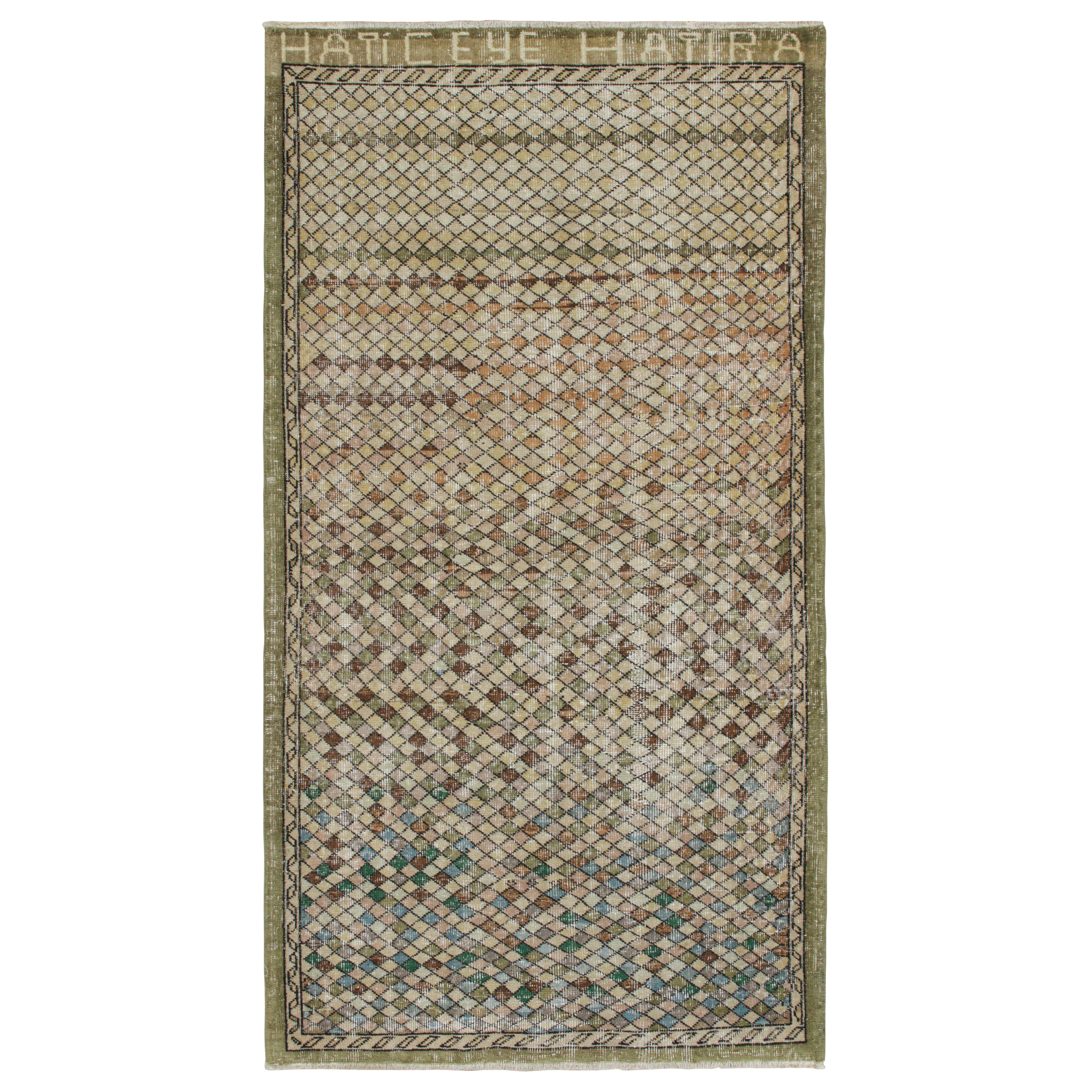  Vintage Zeki Müren Teppich in einem grünen und braunen geometrischen Muster von Rug & Kilim im Angebot