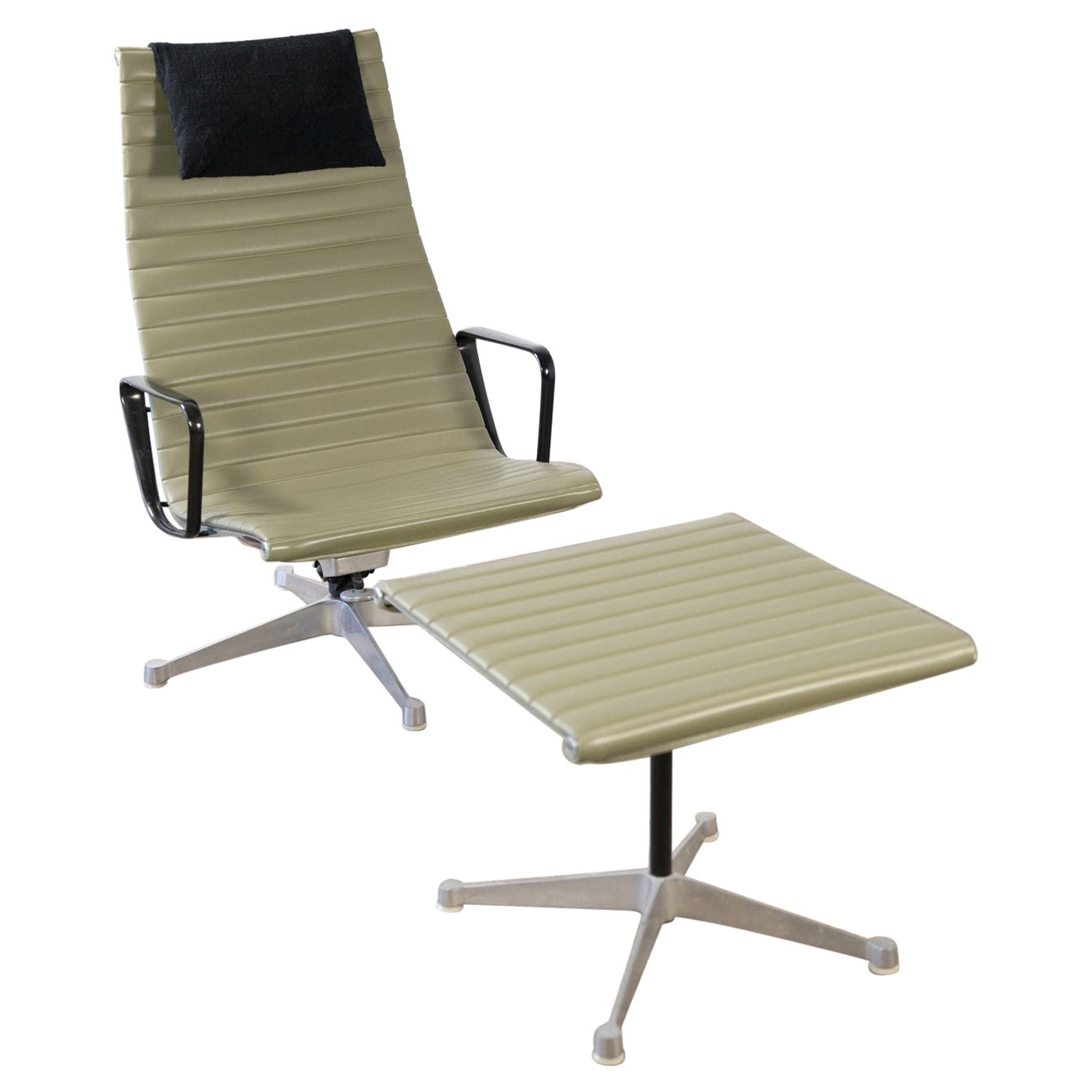 Charles Eames Aluminum Group Lounge Chair and Ottoman for Herman Miller For Sale
