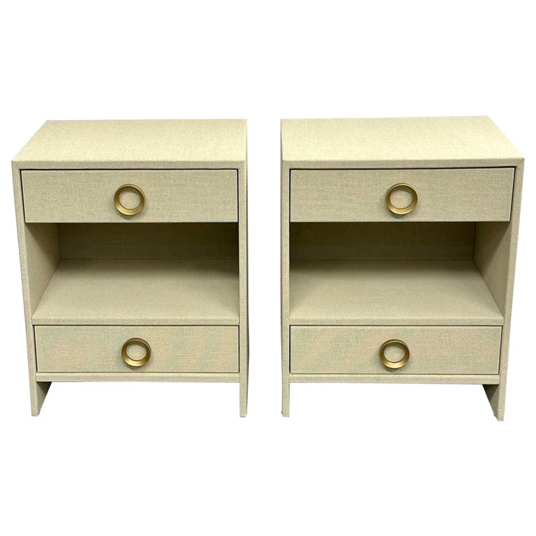 Paire de commodes ou de tables de nuit modernes en lin, enveloppées de ...