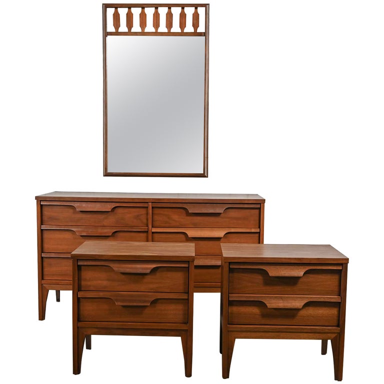 Johnson Carper Fashion Trend 4 Pc Walnut Bedroom Set Dresser Mirror Nightstands For Sale