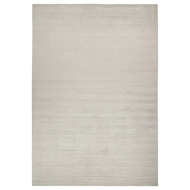 Rug and Kilim’s Plain Modern Rug in Solid Silver and OffWhite Toneon