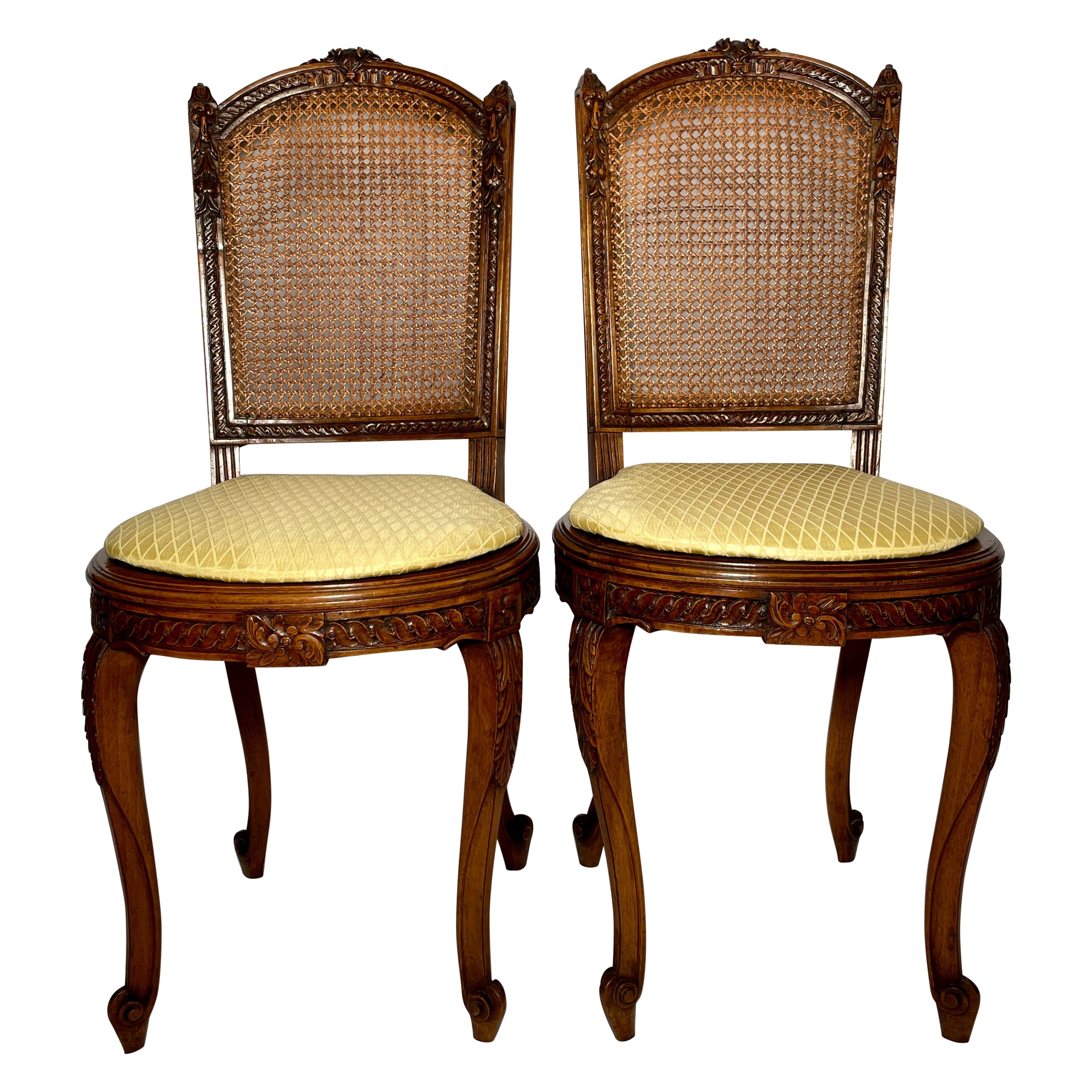 Paar antike französische Beistellstühle aus Nussbaumholz mit Rohrrückenlehne, um 1880.