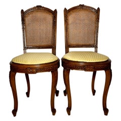 Paire d'anciennes chaises d'appoint à dossier canné en noyer, vers 1880.