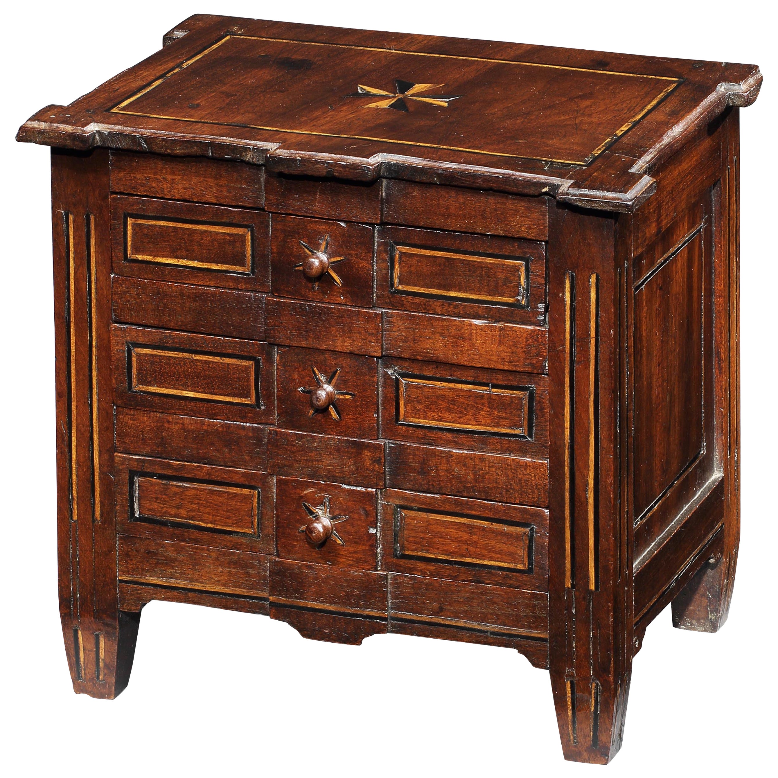 Commode Minature 9 1/2 po. de haut 10 1/2 po. de long Noyer Croix de Malte ébénisée Fruitwoo en vente