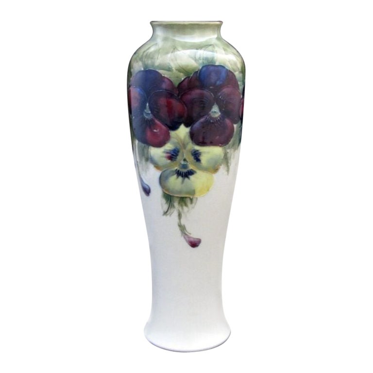 William Moorcroft-Vase, dekoriert mit Stiefmütterchen-Design, um 1915 im  Angebot bei 1stDibs