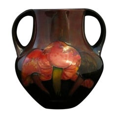William Moorcroft Vase mit zwei Henkeln, entworfen in Claremont-Design, um 1930