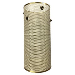 Porte-parapluies Mategot des années 50 Vase cylindrique en métal perforé avec détails dorés 