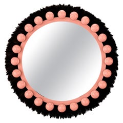 The Modernsity Ibiza Round Wall Mirror in Natural Fiber, Pink Peach & Black (Miroir mural rond de Bohème en fibre naturelle, pêche rose et noir)