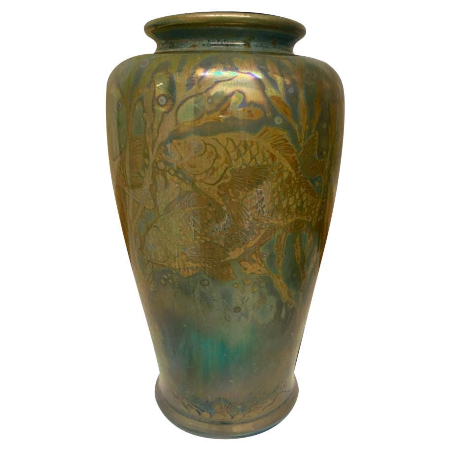 Vase en lustre Pilkington décoré de poissons, 1911 en vente