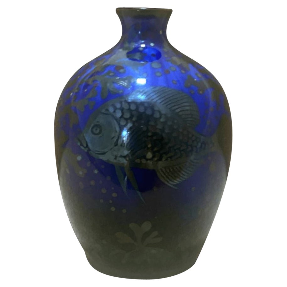 Vase lustré Pilkington's décoré de poissons, vers 1914 en vente