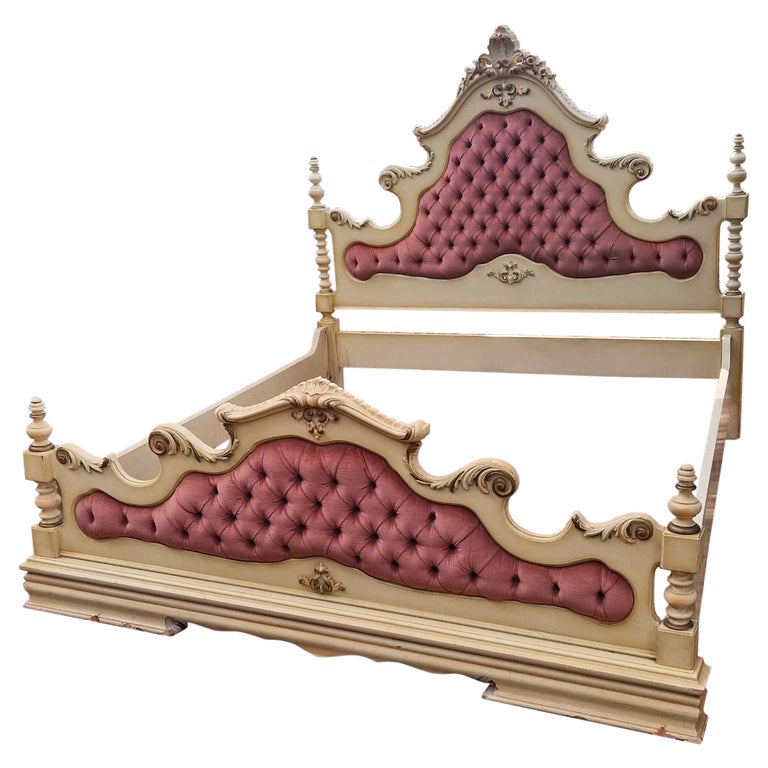 Antikes venezianisches Bett in Super King Size, einzigartig geschnitzt,  lackiert im Angebot bei 1stDibs