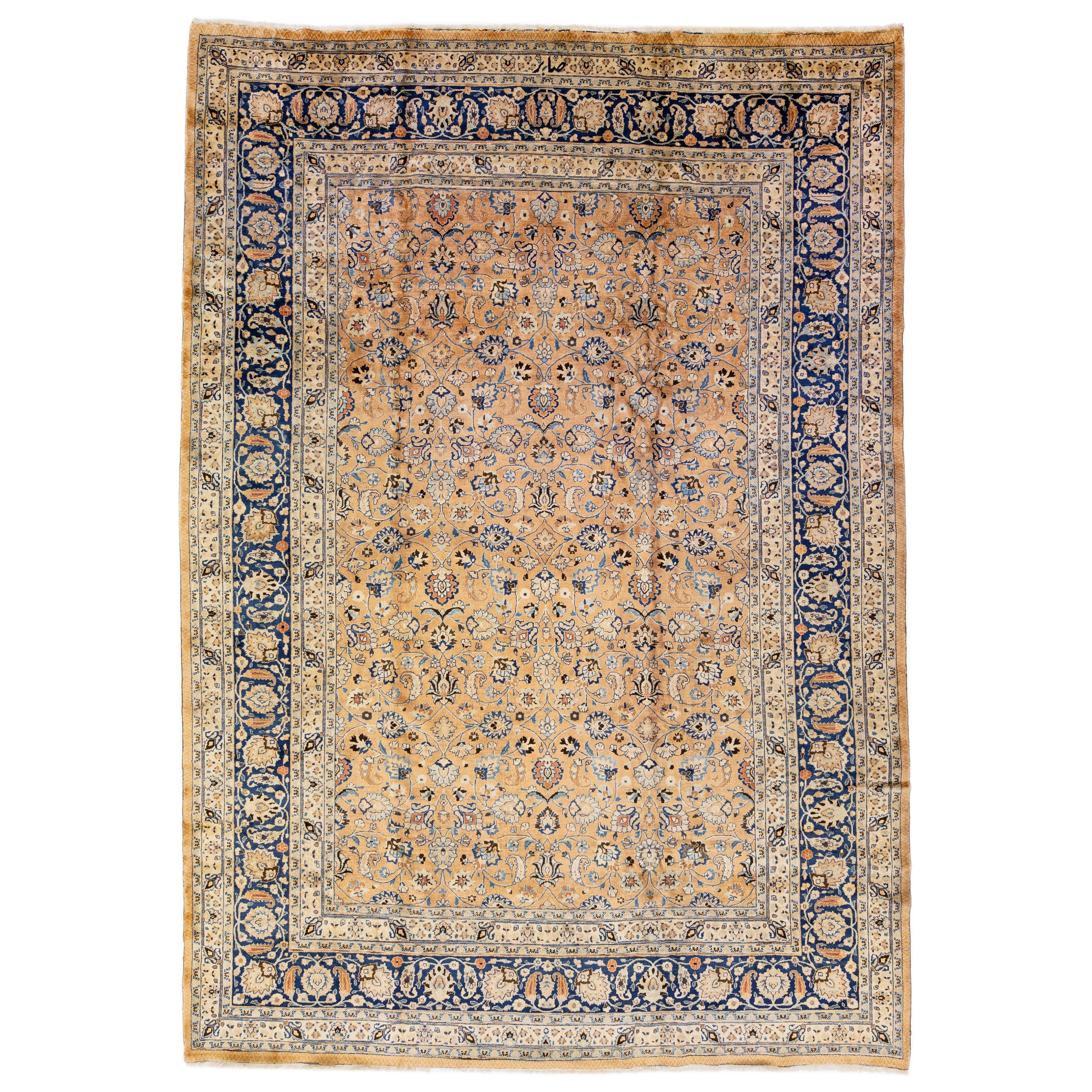 Ancien tapis persan Mashad en laine brun clair fait à la main avec motif sur toute sa surface