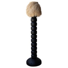 Schwarze Jabin-Holz-Stehlampe mit Palmenschirm von Daniel Orozco
