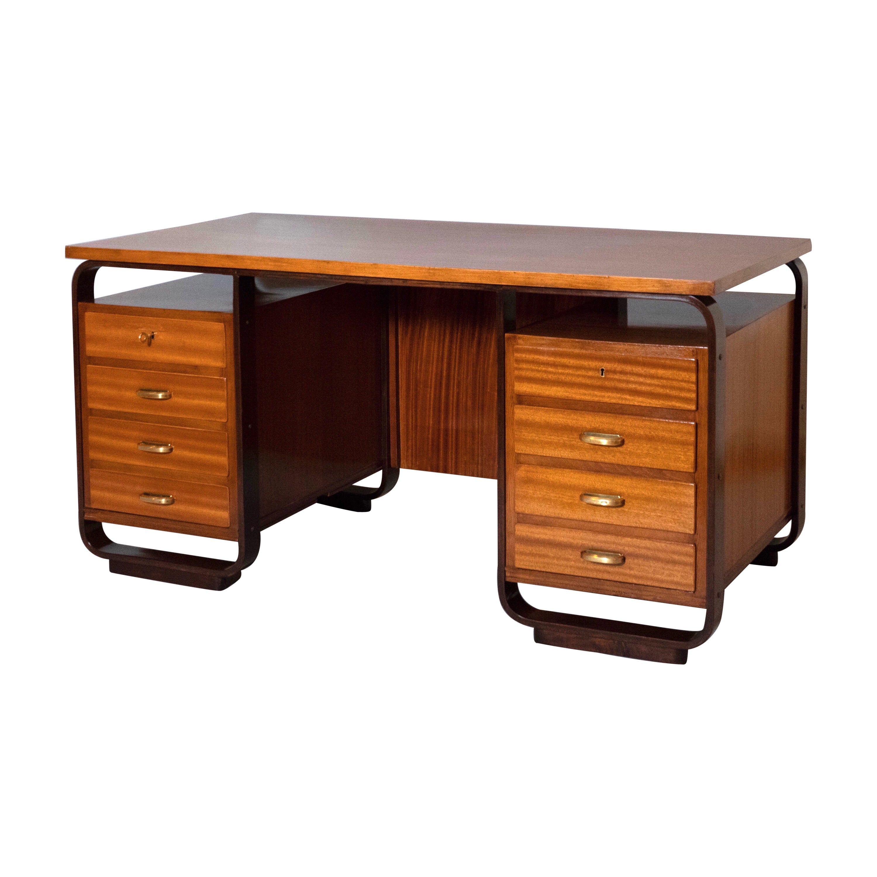 Giuseppe Pagano : Bureau à huit tiroirs en bois fruitier et laiton, Italie, 1940 en vente