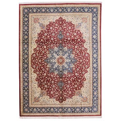 Tapis persan ancien Ghoum en laine et soie rouge fait à la main avec motif de médaillon