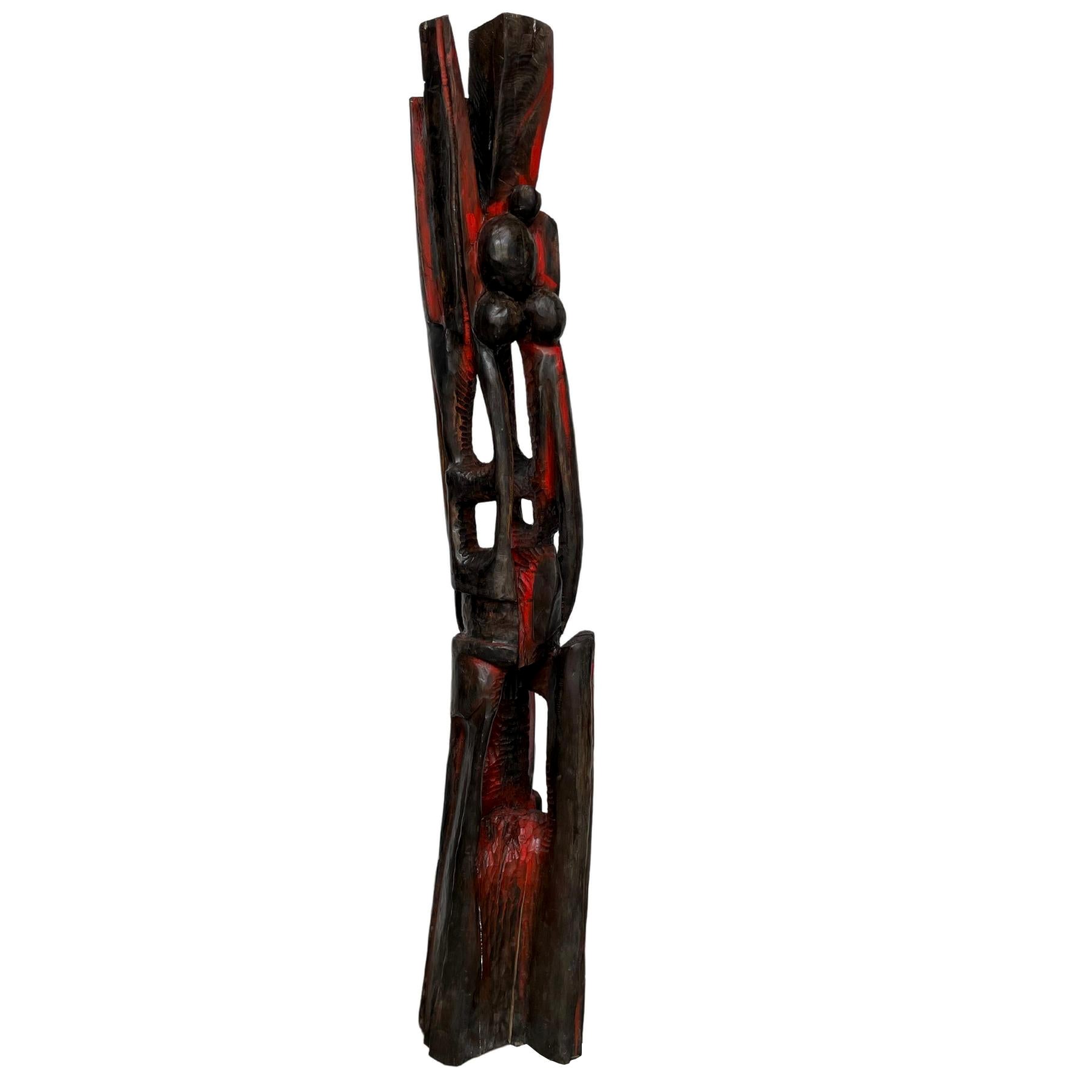 Skulptur „Totem“ aus Holz mit roter Patina