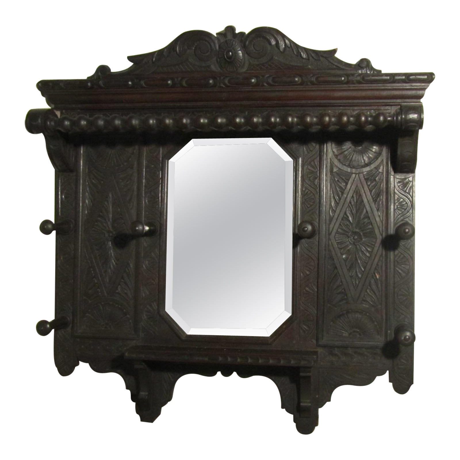 Miroir d'entrée victorien en chêne sculpté avec crochets pour chapeaux et manteaux    en vente