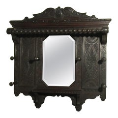 Miroir d'entrée victorien en chêne sculpté avec crochets pour chapeaux et manteaux   