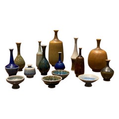 Höganäs, Ensemble de 15 vases et bols miniatures en grès, signé, Suède, années 1960