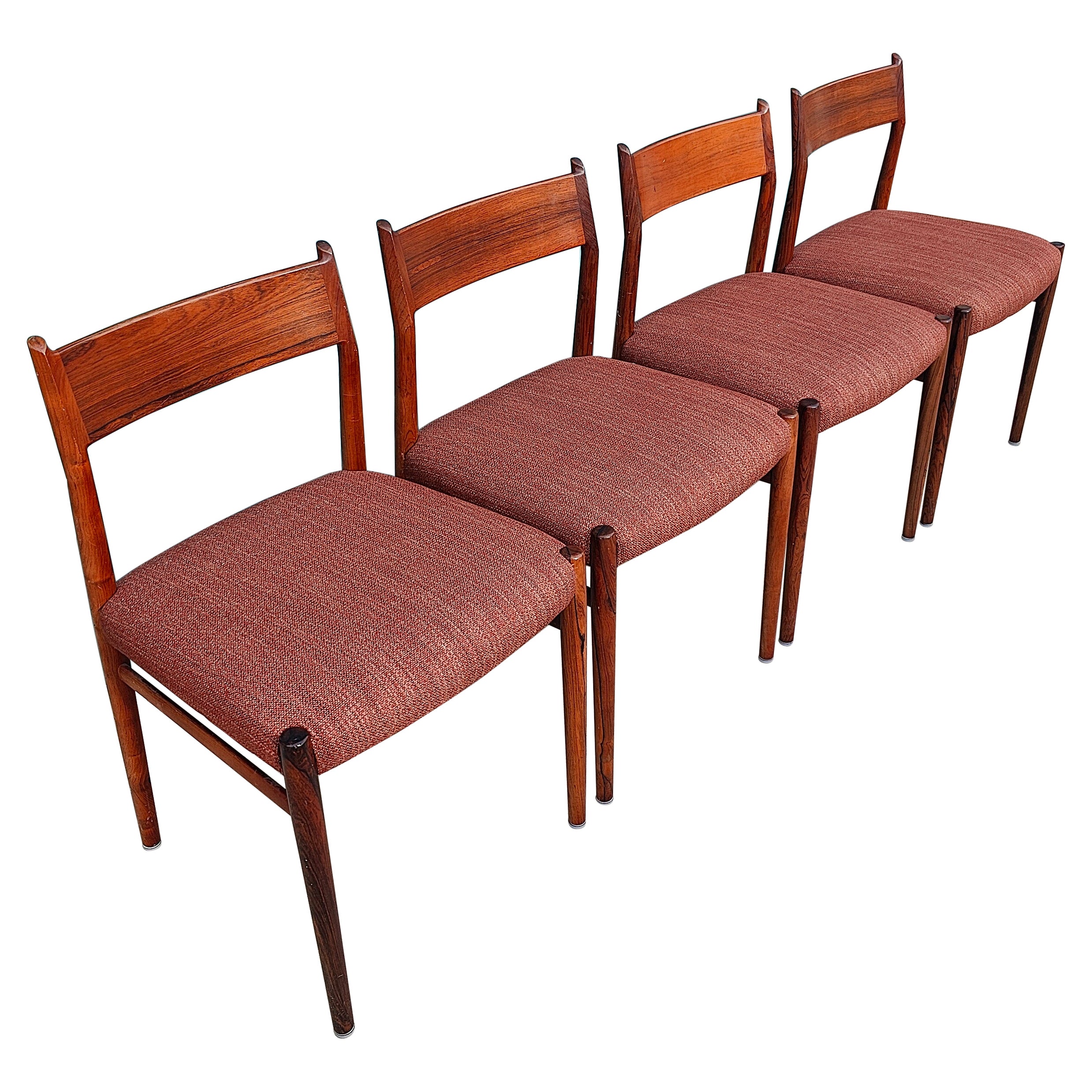 Ensemble de quatre chaises de salle à manger danoises du milieu du siècle en bois de rose modèle 418 d'Arne Vodder en vente