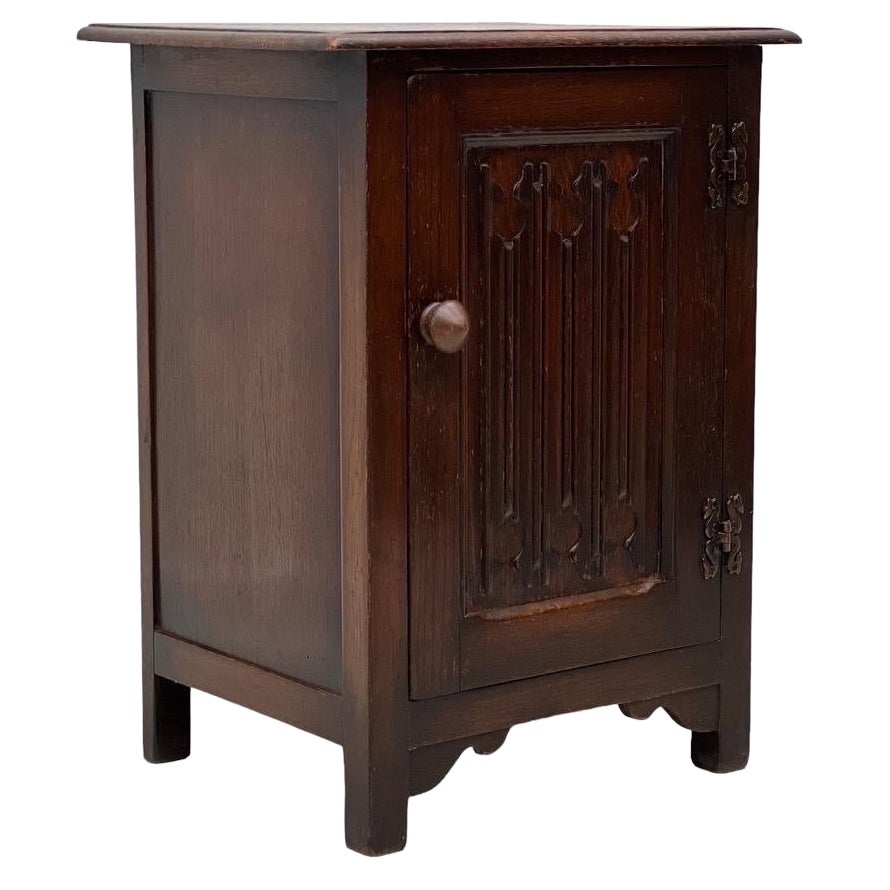 Antique Welsh Style Accent Table UK Import For Sale