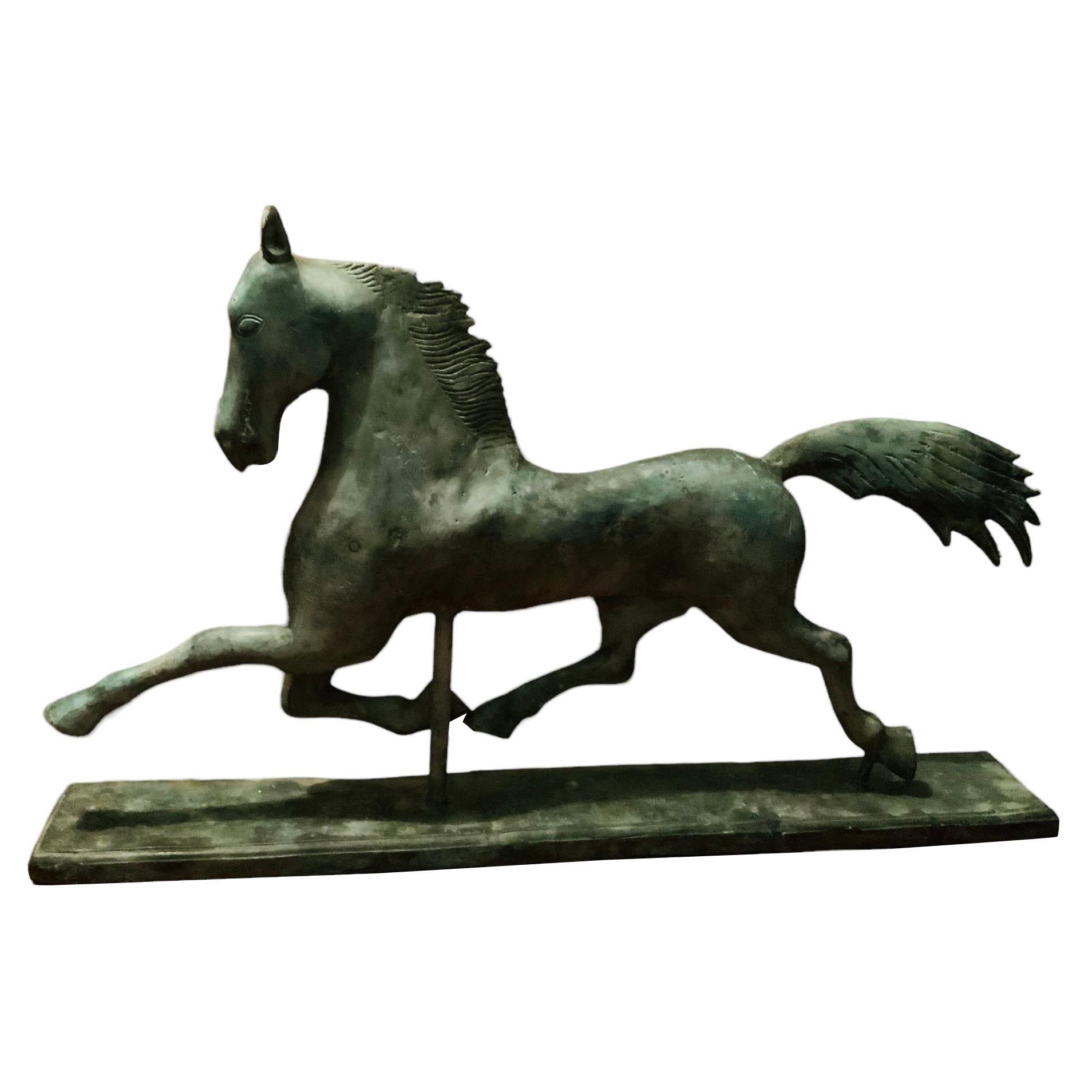Grande et lourde sculpture en métal patiné d'un cheval en train de boarder