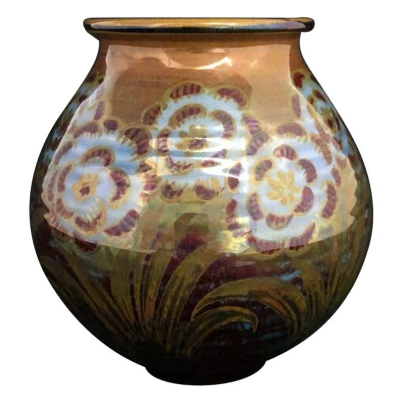 Vase lustré Pilkington décoré d'un motif floral, vers les années 1920 en vente