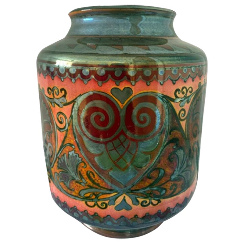 Vase lustré de Pilkington décoré d'un visage de chouette stylisé, 1920