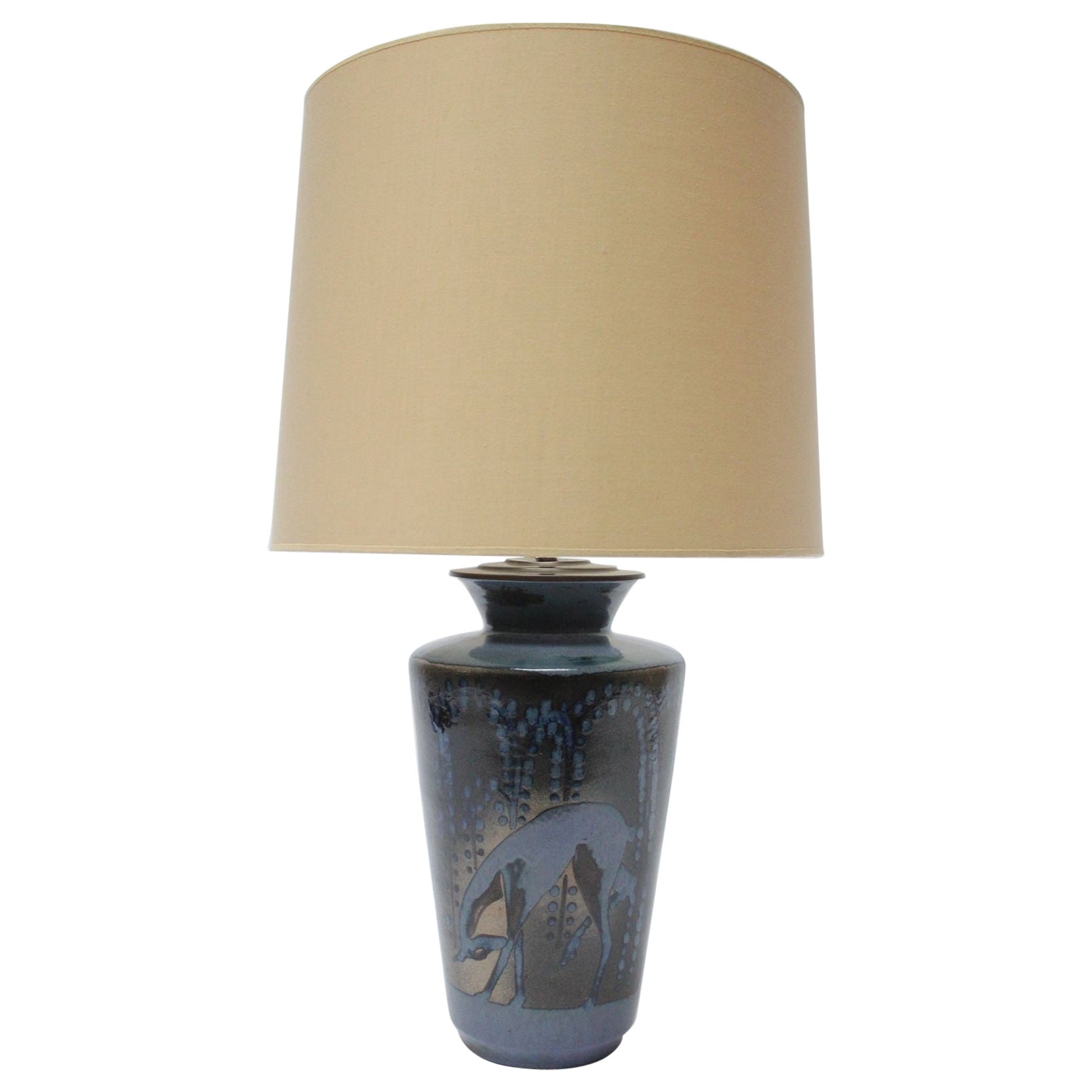 Französische Deko-Keramik-Lampe „ Hirsch in Landschaft“ aus blauer Glasur von Atelier Primavera