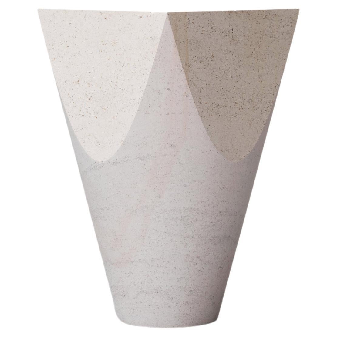 Mesa auxiliar tridimensional de superficie plana de piedra caliza blanca de Frédéric Saulou