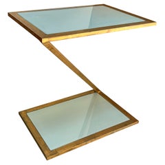Table d'appoint en métal doré et verre dépoli en forme de Z, mi-siècle moderne 