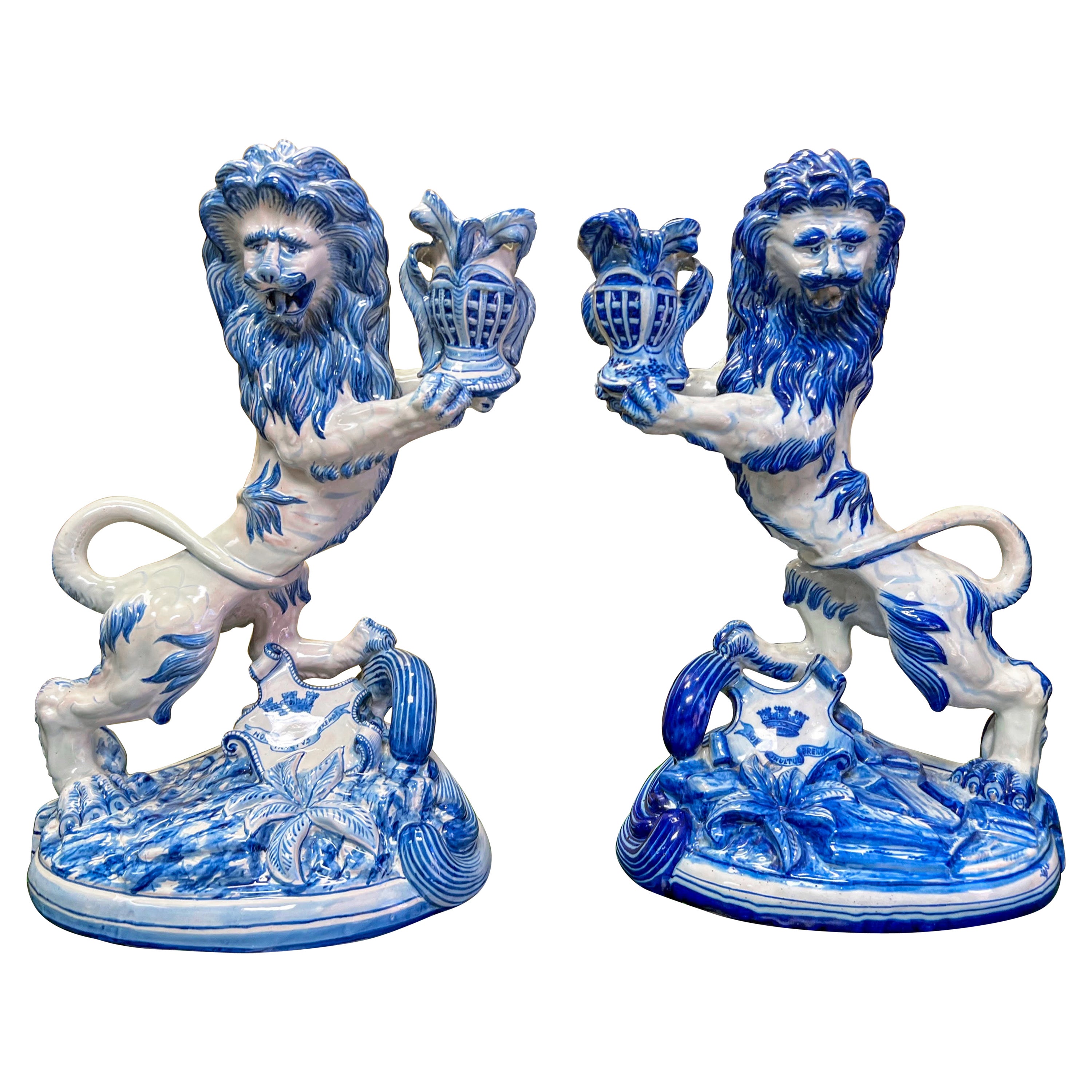 Französische blau-weiße Terrakotta-Löwen im Emile Galle-Stil von St. Clements, Paar im Angebot