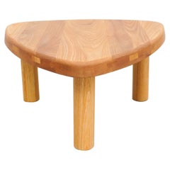 Table d'appoint formaliste en bois d'orme massif Pierre Chapo T23