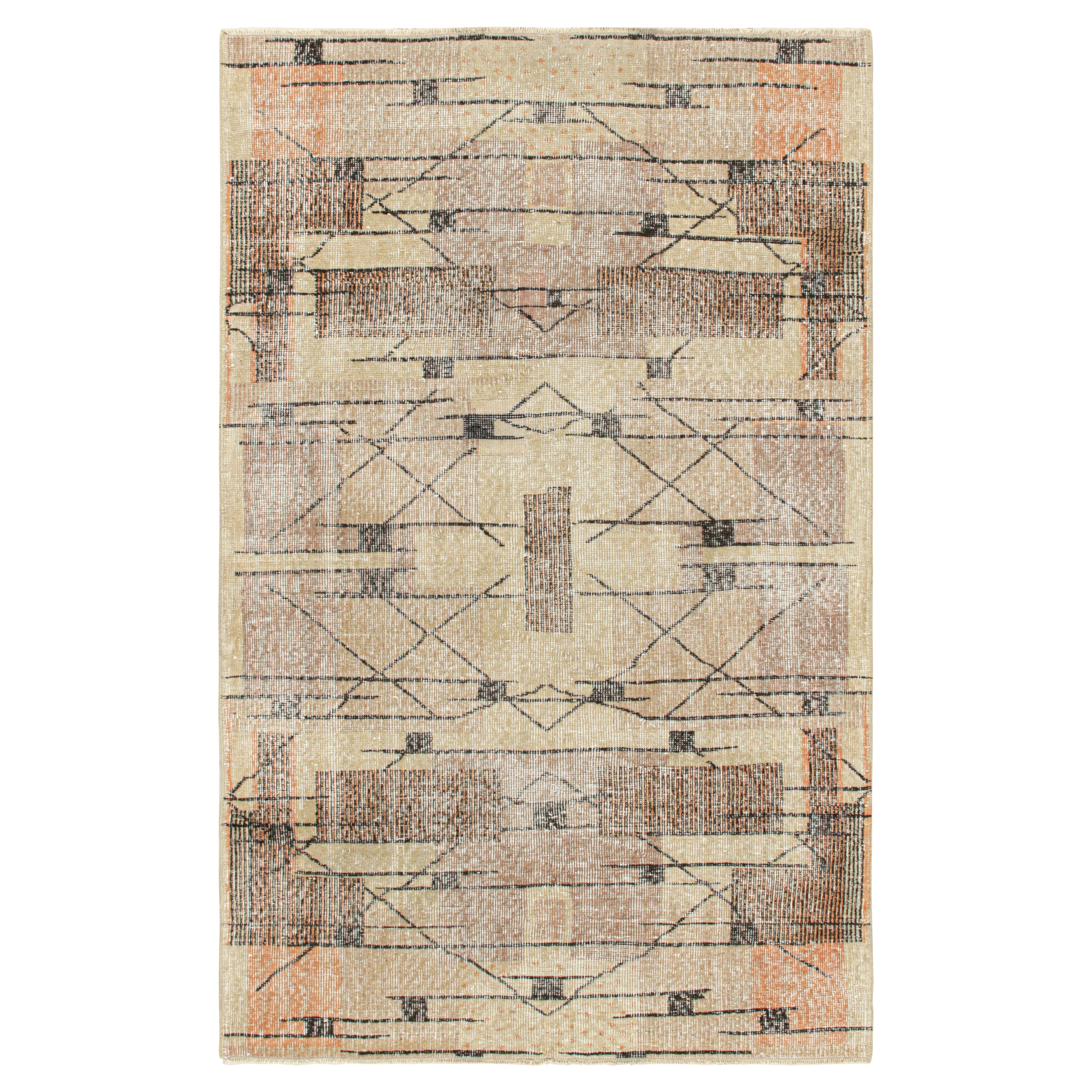 Vintage Zeki Müren Teppich in Beige-Braun mit geometrischen Mustern von Rug & Kilim im Angebot