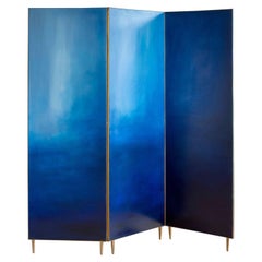 Paravento blu dipinto a mano con cornice scultorea in ottone di Jan Garncarek