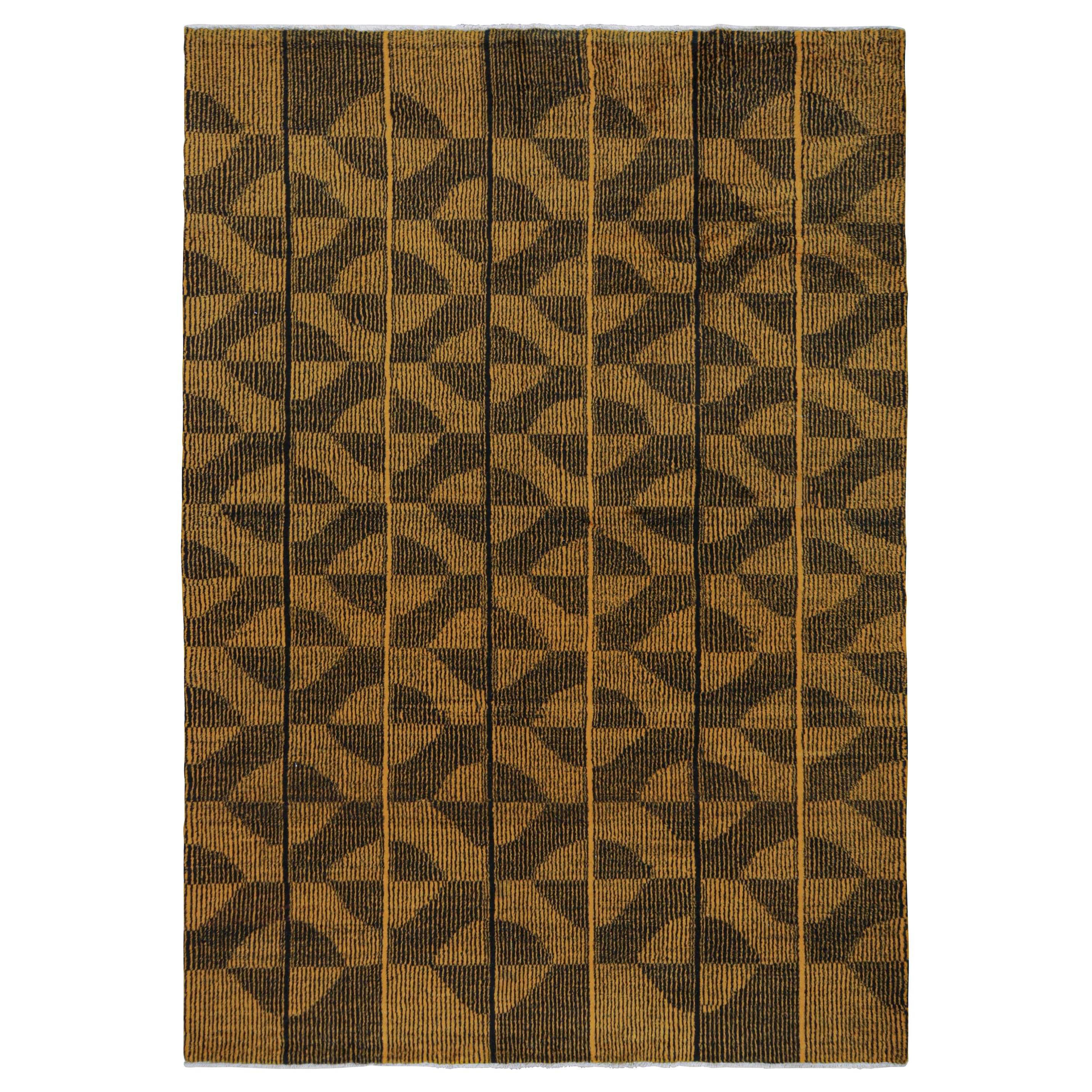 Vintage Zeki Müren Teppich in Ocker und Schwarz Geometrische Muster von Rug & Kilim