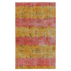 Vintage Zeki Müren Teppich in Rot & Gold mit lebhaften Mustern von Rug & Kilim