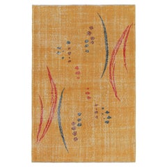 Vieux tapis Zeki Müren en ocre avec des motifs rouges et bleus par Rug & Kilim