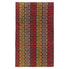 Tapis vintage Zeki Müren en motifs géométriques ocre, rouge et rose par Rug & Kilim