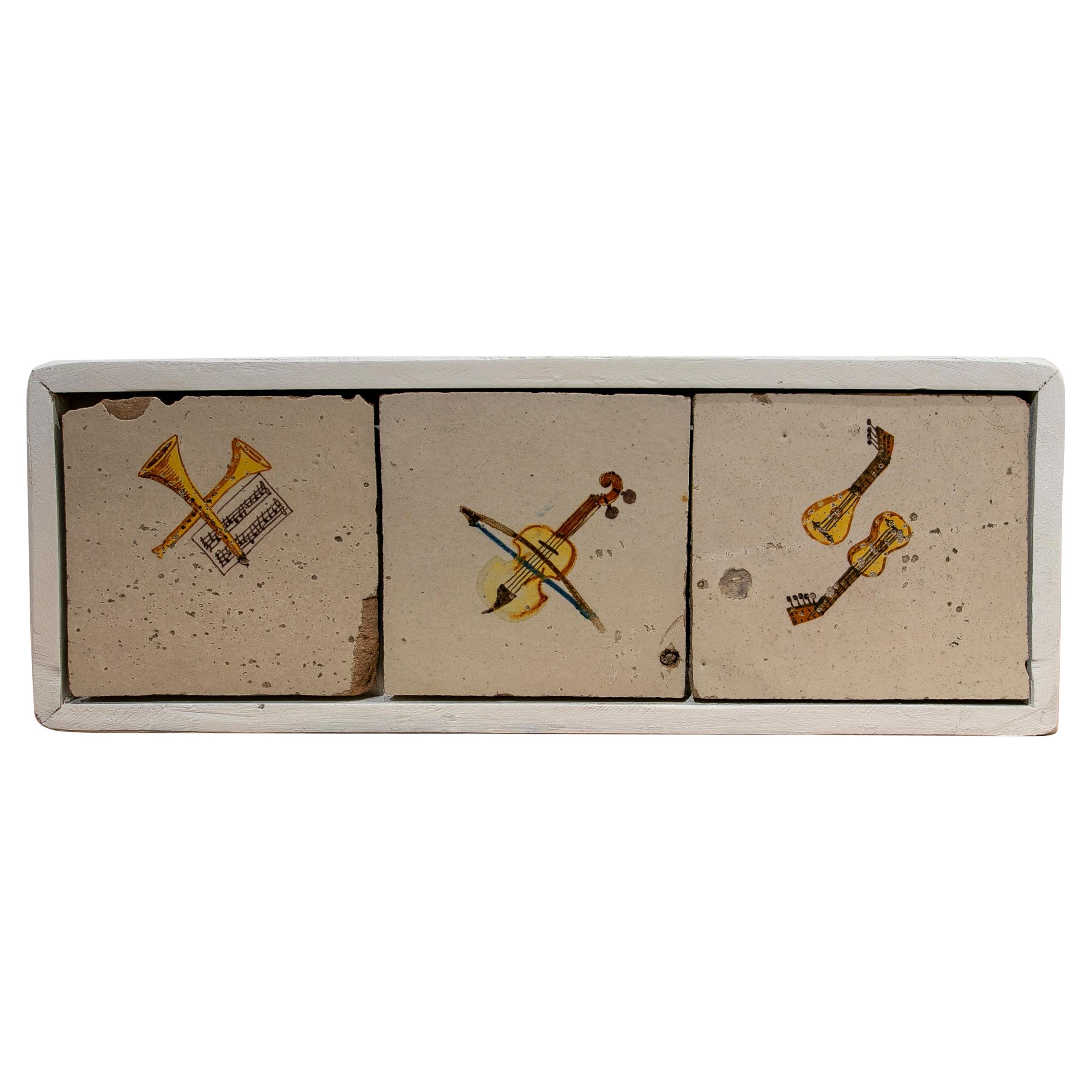 Spanisches Set aus drei handbemalten, gerahmten Kacheln aus dem 19. Jahrhundert