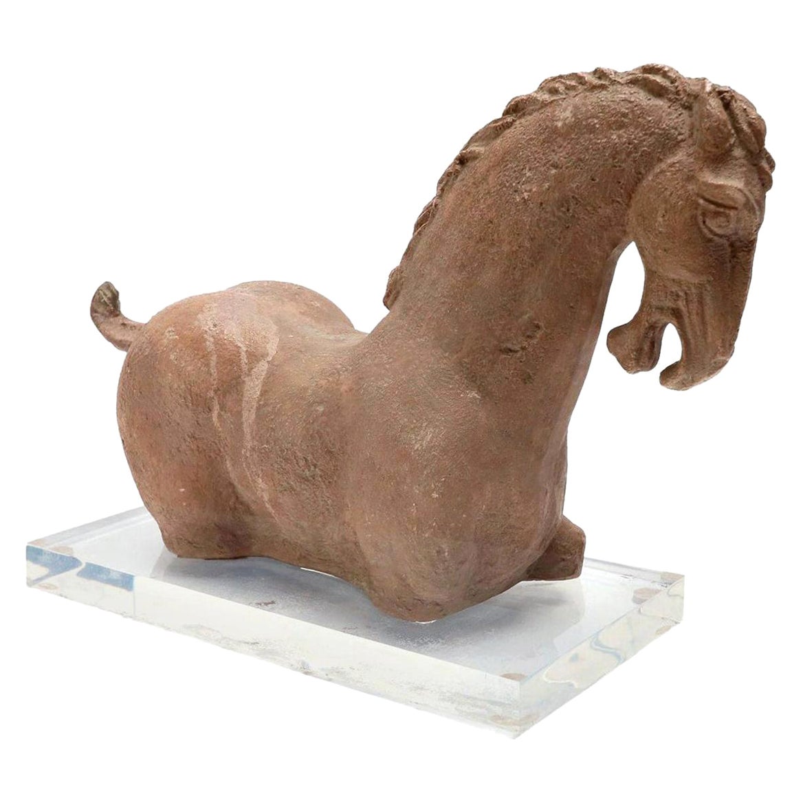 Sculpture de cheval en pierre brun clair sur socle en acrylique transparent, années 1980 en vente