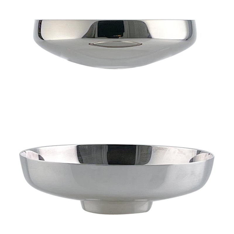 Henning Koppel - Two Sterling silver bowls, model 1131B and 1132B - Georg Jensen, Denmark circa 1965

Two Sterling silver bowls. Designed by Henning Koppel for Georg Jensen in 1965. They are handmade by the craftsmen of the renowned silver smith
