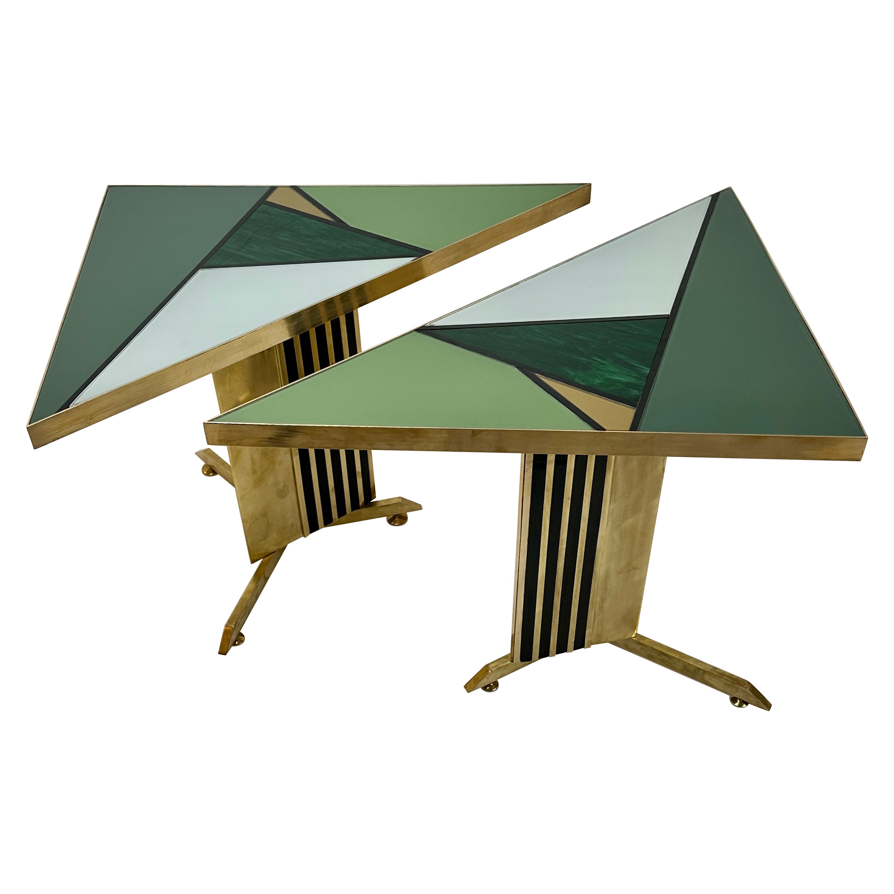 Paire de tables d'appoint triangulaires en mosaïque de laiton et de verre d'art vert de la fin du XXe siècle en vente
