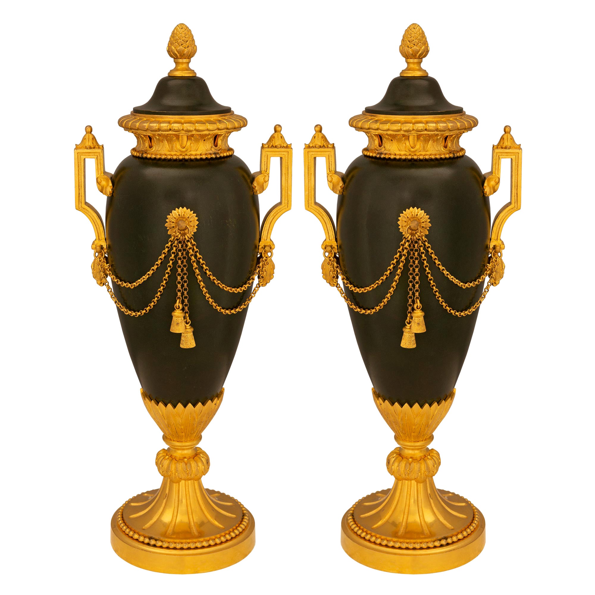 Paar französische Louis-XVI-Urnen aus Bronze und Goldbronze mit Deckeln aus dem 19. Jahrhundert im Angebot
